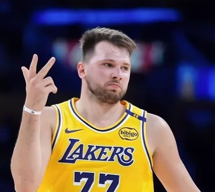 开云体育-关于东契奇回归赛场，战术调整首场状态亮眼，阿森纳观众沸腾！的信息