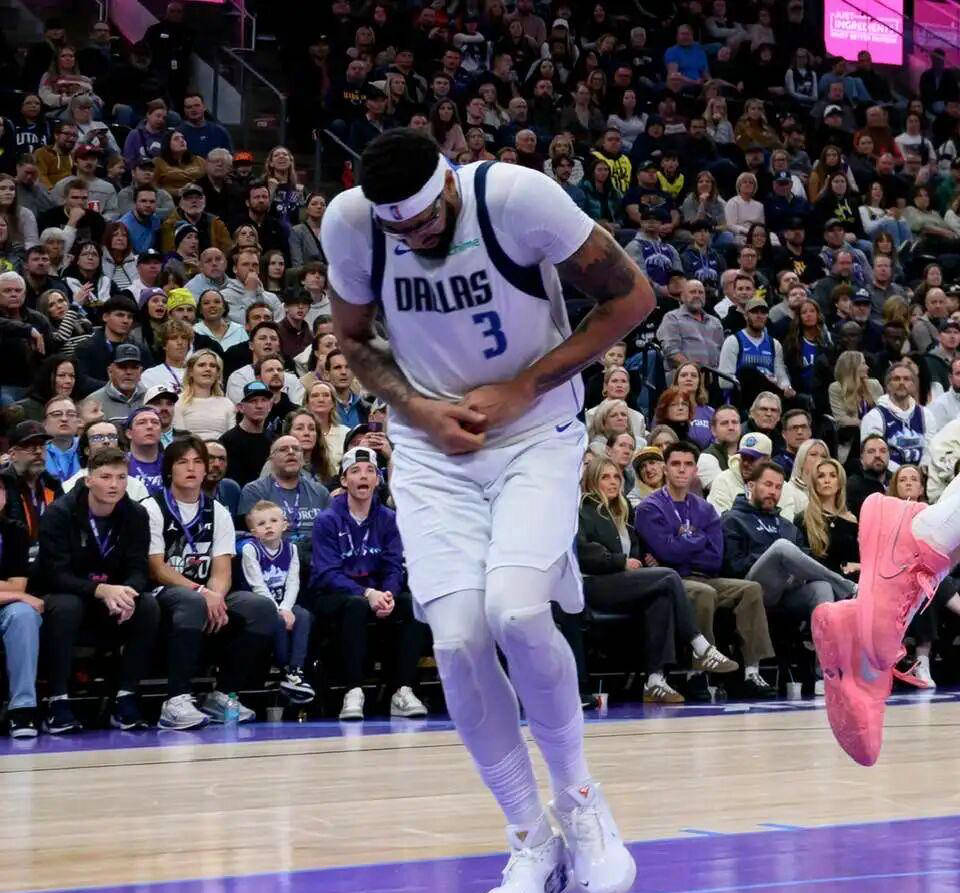 开云体育-浓眉哥在独行侠比赛中关键助攻，比分优势明显引发热议！的简单介绍